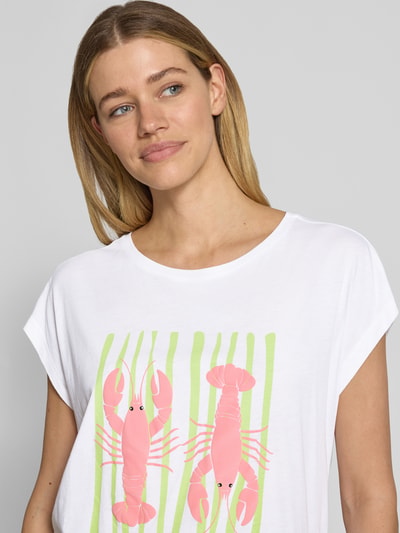 Frauenmodel trägt Oversized T-Shirt mit Motiv-Print von Smith and Soul, weiß, Motiv mit rosa Krebsen, Baumwoll-Modal-Mix, Nahaufnahme Oberkörper