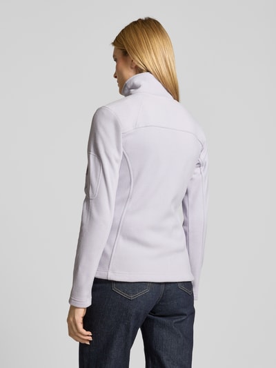 Frauenmodel trägt Slim Fit Fleecejacke mit Ärmeltasche Modell 'Fast Trek™ II' von Columbia in hellem Fleece, Stehkragen, elastische Abschlüsse, Rückenlänge 63 cm, Schulterbreite 40 cm, Ganzkörperansicht Rückansicht.