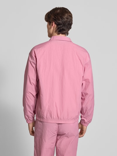 Męski model trägt Regular Fit Jacke mit Stehkragen Modell 'Nayla' von SERGIO TACCHINI, różowy kolor, tkanina o gładkiej teksturze, wpuszczane kieszenie, zamek błyskawiczny, elastyczne wykończenia, długość tyłu 69 cm, długość rękawów 61 cm, Ganzkörperansicht Rückansicht.