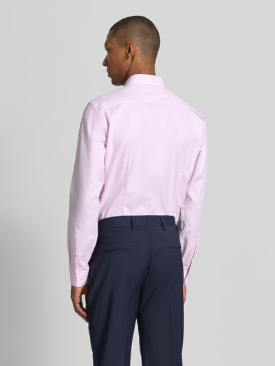 Männermodel trägt Slim Fit Business-Hemd mit Kentkragen von Jake*s aus Reine Baumwolle in zartem Rosa, Sportmanschetten, Ganzkörperansicht Rückansicht.