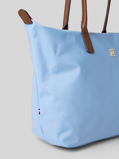 Produktfoto, Shopper mit Leder-Details Modell 'POPETTE' von Tommy Hilfiger in Hellblau, Optik: Unifarben, Logo-Applikation aus Metall, Reißverschluss, Aufteilung: Reißverschlussfach innen, Tragehenkel, glatte Oberfläche