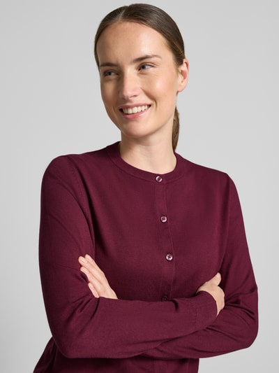 Frauenmodel trägt Regular Fit Strickjacke aus Viskose-Mix von s.Oliver RED LABEL in Dunkelrot, glatte Textur, Nahaufnahme Oberkörper. Damen Strickjacke von s.Oliver RED LABEL