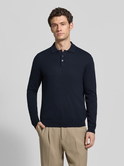 Männermodel trägt Regular Fit Strickpullover aus Baumwoll-Mix mit Kaschmir-Anteil von Casual Friday in Dunkelblau, Ganzkörperansicht von vorne. Baumwoll-Mix, Kaschmir-Anteil, Polokragen, elastische Abschlüsse, Rückenlänge 65 cm, Ärmellänge 69 cm.