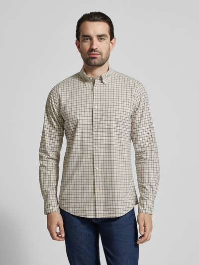 Männermodel trägt Regular Fit Freizeithemd aus Baumwoll-Mix Modell 'LOMOND' von Barbour, kariert, Optik:Allover-Muster, Slim Fit, Ganzkörperansicht von vorne.