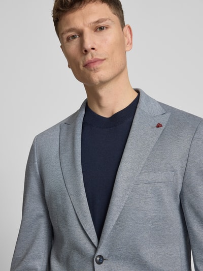 Männermodel trägt Extra Slim Fit Anzug in Unifarbenes-Design von Roy Robson, Viskose-Mix mit Stretch-Anteil, Nahaufnahme Oberkörper.