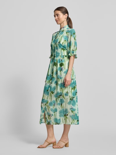 Frauenmodel trägt Midikleid mit Stehkragen und Falten aus Lyocell-Ramie-Mix von Luisa Cerano, A-Linie, Allover-Look, Ganzkörperansicht Rückansicht.