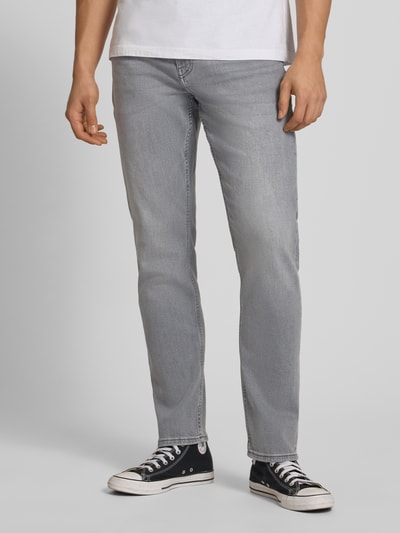 Männermodel trägt Regular Fit Straight Leg Jeans aus katoenmix model 'WEFT' van Only & Sons in denimlook met labelpatch, 5-pocketmodel, twill, knoop- en ritssluiting, mid waist, grijze kleur, zakken (onderstuk):, ganzkörperansicht van voren