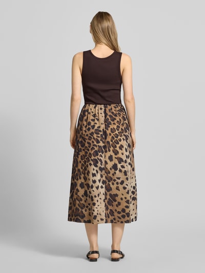 Frauenmodel trägt Midikleid mit Eingrifftaschen von Smith and Soul, elastischer Baumwoll-Modal-Mix, taillierte Passform, Ganzkörperansicht Rückansicht.