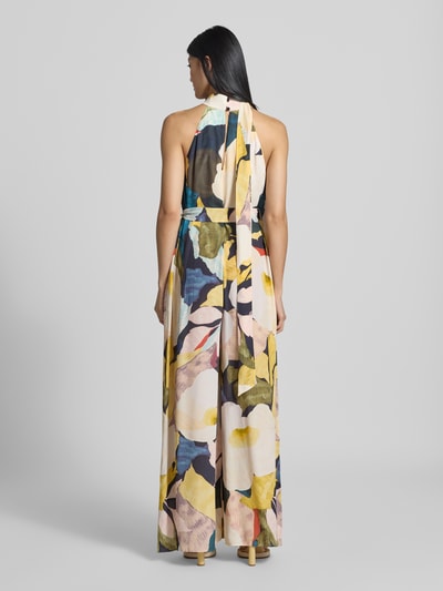 Frauenmodel trägt Regular Fit Jumpsuit aus reiner Viskose Modell 'Camea' von Ted Baker, florales Muster, tailliert, Ganzkörperansicht Rückansicht.