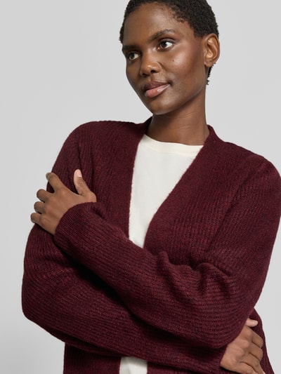 Vrouwenmodel draagt Strickjacke in offener Passform mit Strukturmuster van MORE met wol, regular fit, structuurpatroon, Nahaufnahme bovenlichaam. Ruglengte maat 36: 60 cm, mouwlengte maat 36: 62 cm.