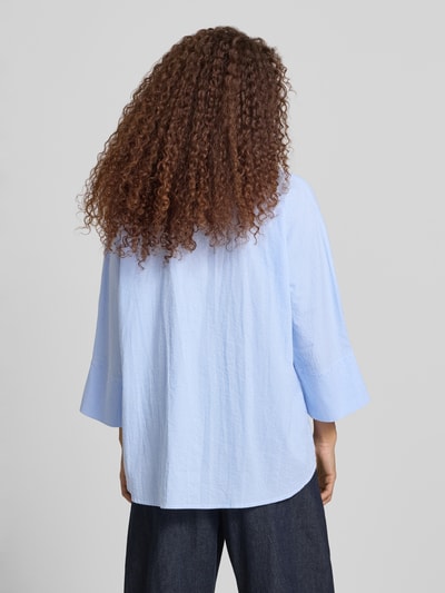 Frauenmodel trägt Boxy Fit Bluse aus reiner Baumwolle Modell 'AUGUSTA' von Only mit gestreiftem Allover-Muster, Kimonoärmel, Twillgewebe, Ganzkörperansicht Rückansicht.