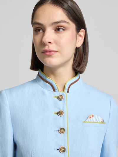 Frauenmodel trägt Slim Fit Blazer aus Leinen-Baumwoll-Mix von WHITE LABEL in Hellblau mit Stehkragen, Knopfleiste, Aufgesetzte Taschen, Rückenlänge bei Größe 36: 58 cm, Brustweite: 46 cm, Ärmellänge: 63 cm, Nahaufnahme Oberkörper