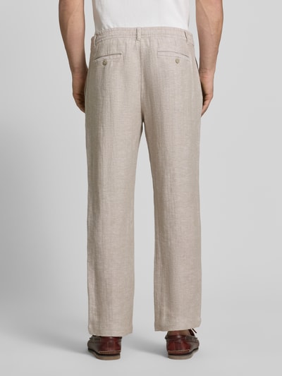 Männermodel trägt Cropped Hose aus Leinen-Baumwoll-Mix von JAKE*S STUDIO MEN in Beige, strukturierte Oberfläche, Ganzkörperansicht Rückansicht. Kontext: Herren Hose, Leinen-Baumwoll-Mix, Cropped, Allover-Look, Eingrifftaschen, Bundweite bei Größe M: 43 cm, Innenbeinlänge bei Größe M: 76 cm.