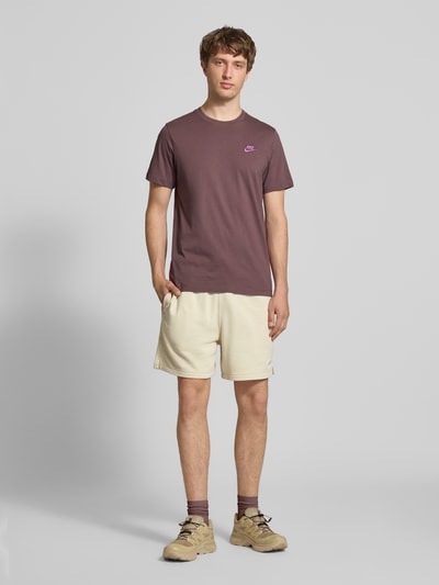 Nike T-Shirt mit Label-Stitching Aubergine 1