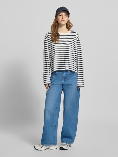 Frauenmodel trägt Wide Leg Jeans aus reiner Baumwolle Modell 'TAYLOR' von Only, unifarbenes Denim, Ganzkörperansicht von vorne.