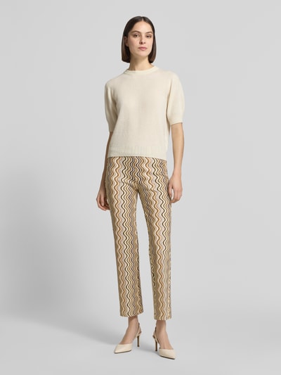 Vrouwenmodel draagt Hose in verkürzter Passform Modell 'FAITH' van Cambio, modalmix met viscose, elastische band, bandwijdte maat 36: 35 cm, binnenbeenlengte maat 36: 78 cm, veelkleurig zigzagpatroon, recht model, volledige lichaamsaanzicht van voren.