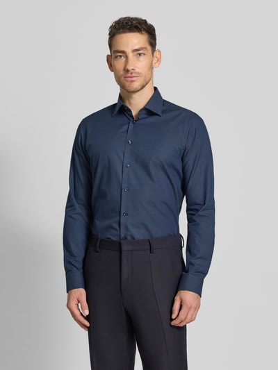 Męski model nosi Regular Fit Business-Hemd aus Baumwolle mit Kentkragen od Christian Berg Men, granatowa bawełna, listwa guzikowa, długość tyłu w rozmiarze 39/40: 77 cm, szerokość w rozmiarze 39/40: 43 cm, długość rękawów w rozmiarze 39/40: 67 cm, całkowity widok z przodu.