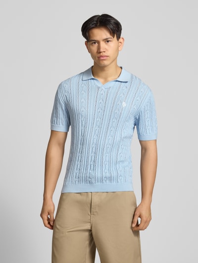 Männermodel trägt Slim Fit Strick-Poloshirt mit Label-Stitching von REVIEW, Zopfmuster, Reine Baumwolle, Rückenlänge 69 cm, Ganzkörperansicht von vorne.