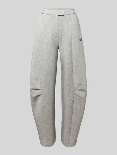Produktfoto, Hose aus Viskose-Mix von ROTATE in Grau mit Gelegten Falten, Logo-Patch, Haken-Reißverschluss, Relaxed-Fit, glatte Struktur.