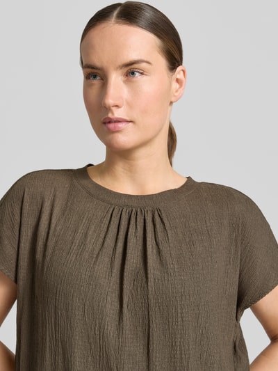 Frauenmodel trägt Regular Fit Damen T-Shirt mit Strukturmuster Modell 'Salti' von OPUS, Elastischer-Material-Mix, rundhalsausschnitt, raffungen, kurzärmelig, braune Farbe, Rückenlänge bei Größe 36: 53 cm, Nahaufnahme Oberkörper.