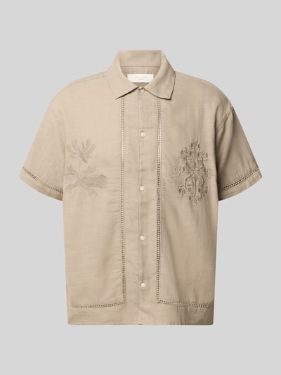 Produktfoto, Relaxed Fit Freizeithemd aus Lyocell-Mix Modell 'Menton' von Jack & Jones im Baumwoll-Lyocell-Mix mit floralen Stitchings und Kurzärmeligem Design, Knopfleiste und Kentkragen, beige Farbe, strukturierte Textur