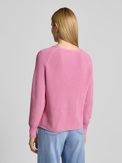 Vrouwenmodel draagt Regular Fit Gebreide pullover uit puur katoen van Marc O'Polo, look: effen, lange mouw, raglanmouwen, tricot, Ganzkörperansicht Rückansicht.