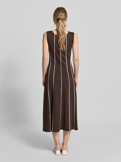 Frauenmodel trägt Midikleid aus Viskose-Mix mit Karree-Ausschnitt von Christian Berg Woman Selection, A-Linie, Allover-Look, Ganzkörperansicht Rückansicht.