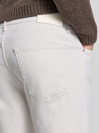 Männermodel trägt Straight Fit Jeans aus Baumwoll-Leinen-Mix von Marc O'Polo, Herren Straight Fit Jeans, Detailaufnahme Rückansicht