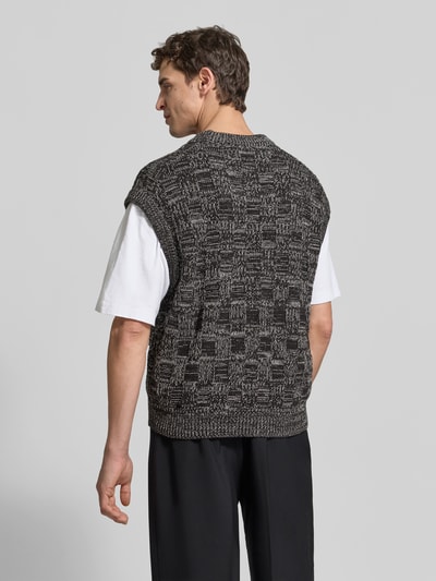 Männermodel trägt Regular Fit Pullunder aus katoen van Filippa K met structuurpatroon en geribde boorden, zwart-grijs, rugaanzicht.