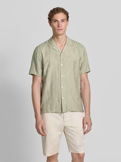 Männermodel trägt Modern Fit Freizeithemd mit Strukturmuster von Lindbergh in zartem Grün, Viskose-Mix, Reverskragen, Knopfleiste, Ganzkörperansicht von vorne.