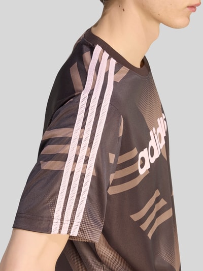 adidas Originals Regular Fit T-Shirt mit Label Schriftzug Dunkelbraun 6