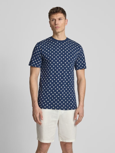 Männermodel trägt Regular Fit T-Shirt mit Rundhalsausschnitt von Scotch & Soda, Allover-Look, Reine Baumwolle, Rückenlänge 71 cm, Ganzkörperansicht von vorne.