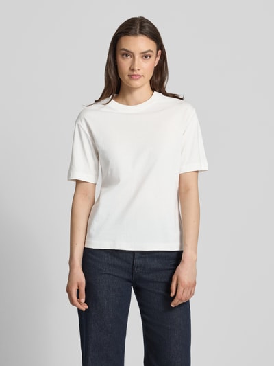 Frauenmodel trägt Regular Fit T-Shirt aus reiner Baumwolle von Marc O'Polo Denim in Uni-Weiß, Rundhalsausschnitt, Kurzarm, Ganzkörperansicht von vorne.