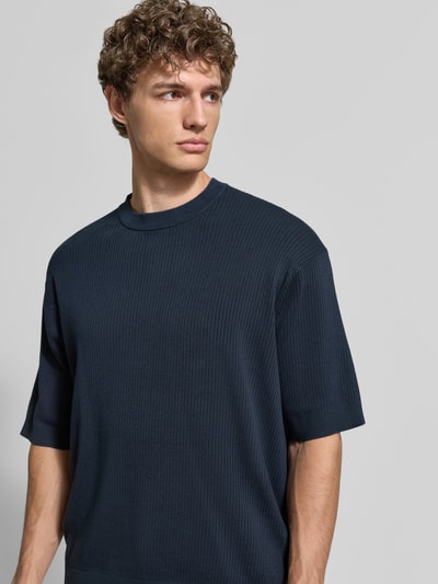 Männermodel trägt Regular Fit T-Shirt aus reiner Bio-Baumwolle Modell 'MATTIS' von SELECTED HOMME, Optik: Unifarben, Nahaufnahme Oberkörper