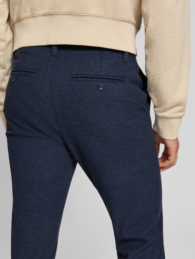 Männermodel trägt Slim Fit Hose mit Viskose-Anteil Modell 'MARK' von ONLY in Dunkelblau, strukturierte Oberfläche, Nahaufnahme Rückansicht, Herren Schmale Hose von ONLY & SONS.
