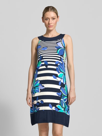 Frauenmodel trägt Knielanges Kleid aus Viskose-Mix mit Rundhalsausschnitt von Betty Barclay, blau-weiß, florales Muster, Ganzkörperansicht von vorne. Straight Fit, knielang, Stretch-Anteil, Rückenlänge 81 cm, Brustweite 43 cm.