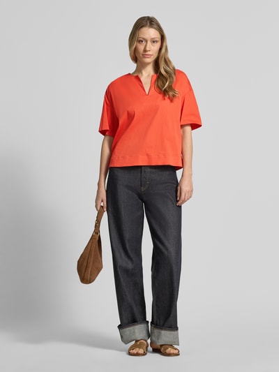 Frauenmodel trägt Relaxed Fit T-Shirt mit Tunika-Ausschnitt von Milano Italy in leuchtendem Orange, Baumwoll-Mix, Kurzärmelig, Ganzkörperansicht von vorne.