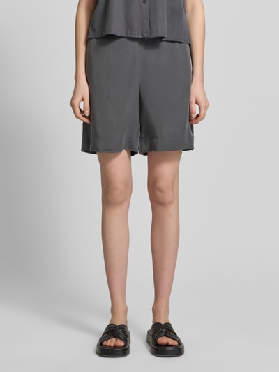 Frauenmodel trägt Straight Fit Shorts und Leinen-Anteil von Marc O'Polo, Optik: Unifarben, Passform: Straight Fit, Bundabschluss: Elastisch, seitliche Eingrifftaschen, Verschlusslos, Leinen-Baumwoll-Anteil, Ganzkörperansicht von vorne.
