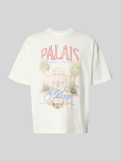 Produktfoto, biały męski t-shirt z nadrukiem z motywem, model 'MENTON' od Jack & Jones, bawełna, krój relaxed fit, okrągły dekolt, długość tyłu w rozmiarze M: 71 cm