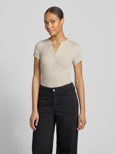 Frauenmodel trägt T-Shirt in Ripp-Optik Modell 'Kleoh' von Someday, Slim Fit, V-Ausschnitt, Beige, Ganzkörperansicht von vorne.