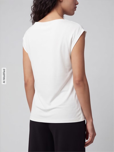 Frauenmodel trägt Regular Fit Blusentop aus reiner Viskose von s.Oliver BLACK LABEL, unifarben, Satin-Optik, Label Stitching, Ganzkörperansicht Rückansicht, KI-modifiziertes Bild.