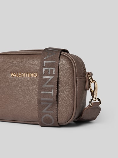 VALENTINO BAGS Torba na długim pasku z detalem z logo model ‘NEVER’ Szarobrązowy 2