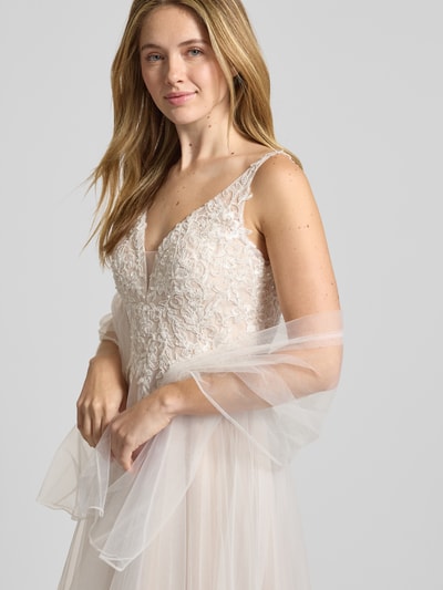 Frauenmodel trägt Brautkleid mit floralem Spitzenbesatz von Mascara, Tüll, taillierte Passform, Herz-Ausschnitt, Maxilänge, Nahaufnahme Oberkörper.