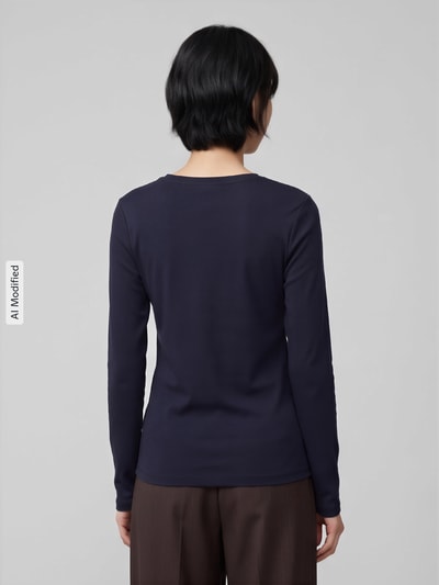 Frauenmodel trägt Slim Fit Langarmshirt aus reiner Baumwolle von s.Oliver RED LABEL in Dunkelblau, Ganzkörperansicht Rückansicht, KI-modifiziertes Bild.