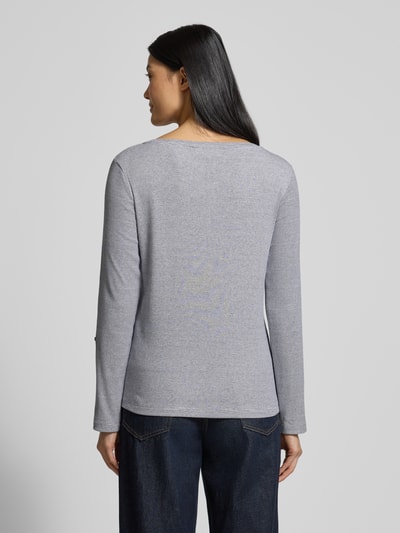 Frauenmodel trägt Serafino-Langarmshirt mit Streifenmuster von TOM TAILOR, tailliert, Baumwollmischung, Rückansicht, Ganzkörperansicht.