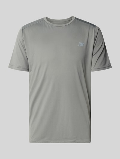 Produktfoto, Funktionsshirt mit Rundhalsausschnitt und Logo von New Balance in Hellgrau, glatte Textur, Regular Fit, Rücklänge 69 cm, Vorderansicht
