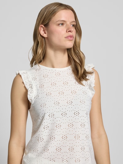 Frauenmodel trägt Slim Fit Top mit Allover-Muster Modell 'MILLA' von Only, unifarben, Rundhals, Jersey, Nahaufnahme Oberkörper.