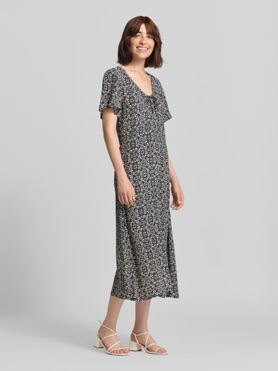 Vrouwenmodel draagt midi-jurk uit zuiver viscose met all-over look Model 'MARYSVILLE' van Mustang, recht model, ronde hals, vetersluiting. Ganzkörperansicht von voren.