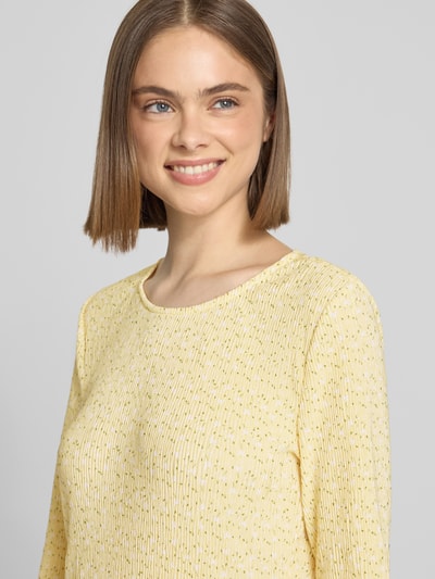 Frauenmodel trägt tailliertes Freizeitkleid mit Allover-Muster Modell 'FLORA' von Pieces, gelb, Crinkle-Optik, floral, Nahaufnahme Oberkörper.
