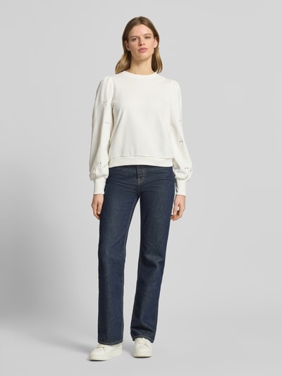Frauenmodel trägt Regular Fit Sweatshirt aus Baumwoll-Mix Modell 'FEMME' von Only, Optik: Unifarben, Lochstickdetails, Ganzkörperansicht von vorne.